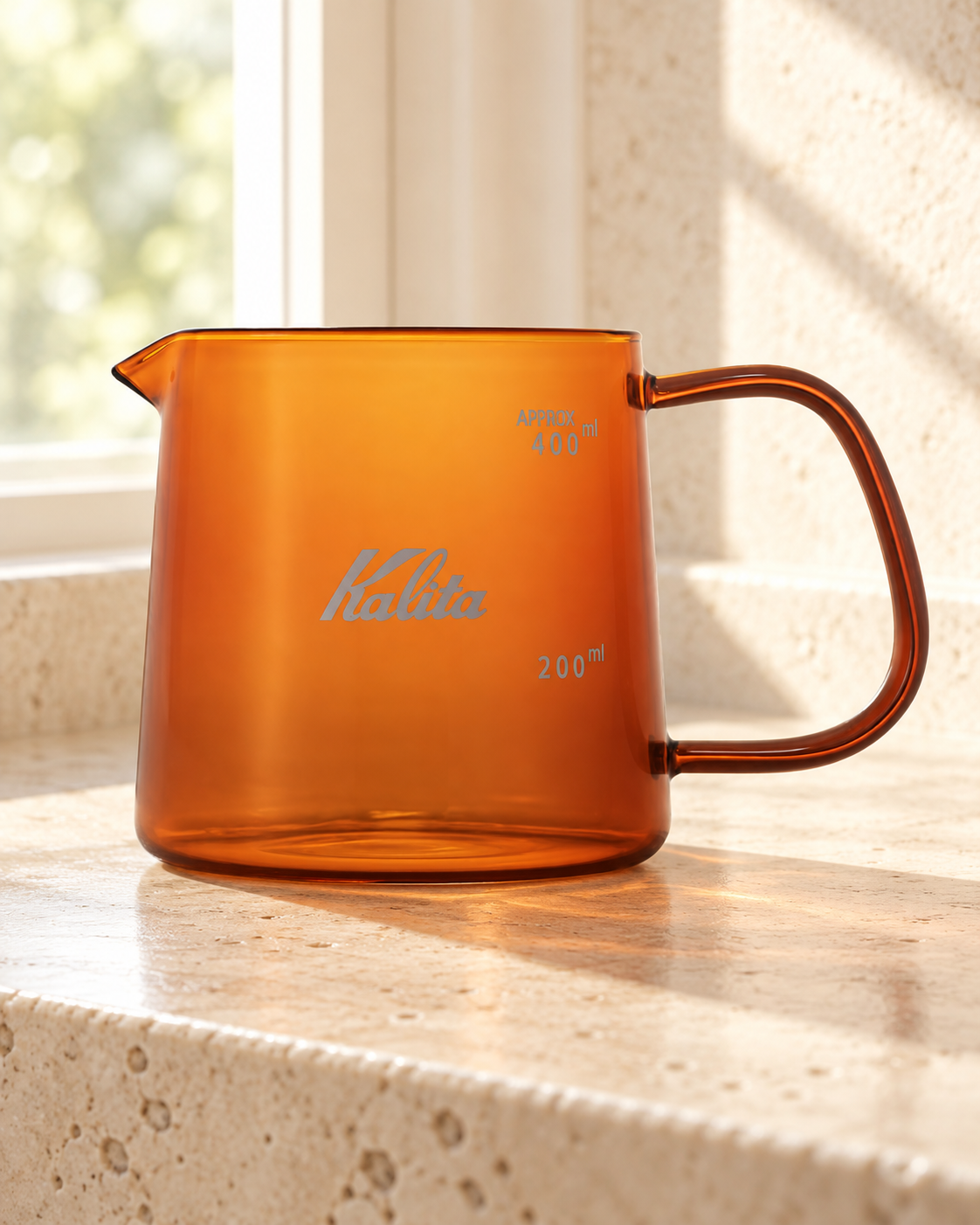 Kalita Jug 400 Amber 琥珀色耐熱玻璃咖啡壺主視圖，帶把手與壺嘴