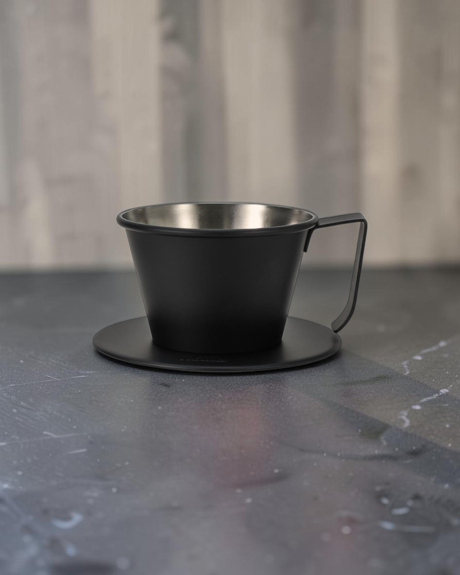 Kalita Black TSUBAME WDS-155 霧黑不鏽鋼濾杯放置於中灰石材咖啡吧檯的情境封面圖