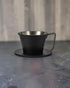 Kalita Black TSUBAME WDS-155 霧黑不鏽鋼濾杯放置於中灰石材咖啡吧檯的情境封面圖
