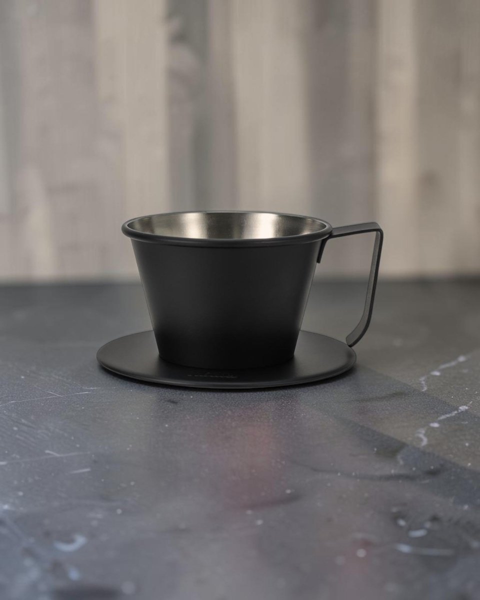 Kalita Black TSUBAME WDS-155 霧黑不鏽鋼濾杯放置於中灰石材咖啡吧檯的情境封面圖