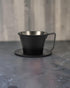 Kalita Black TSUBAME WDS-155 霧黑不鏽鋼濾杯放置於中灰石材咖啡吧檯的情境封面圖