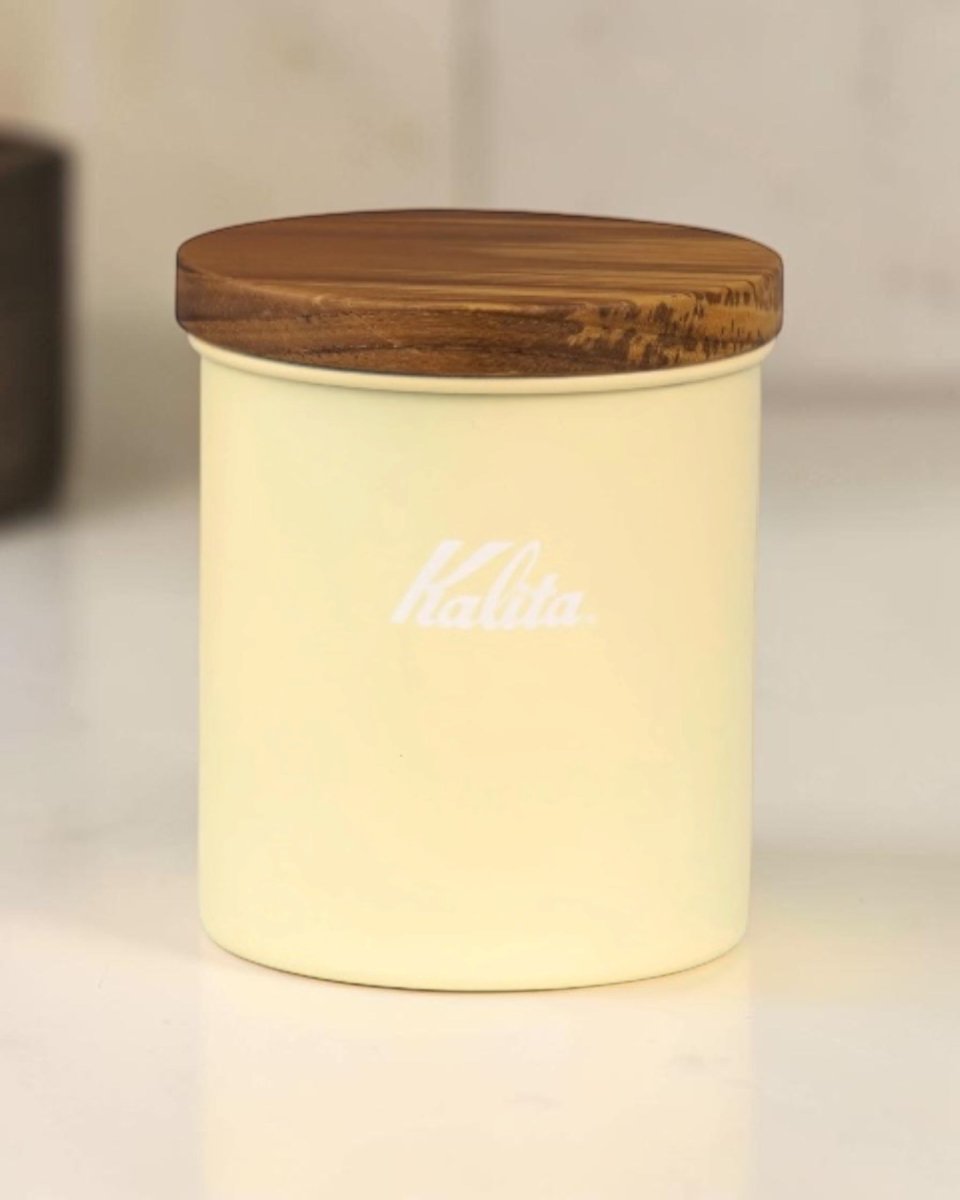 Kalita Earth Series SUNA 砂色不鏽鋼咖啡豆儲存罐配天然木上蓋的室內陳列