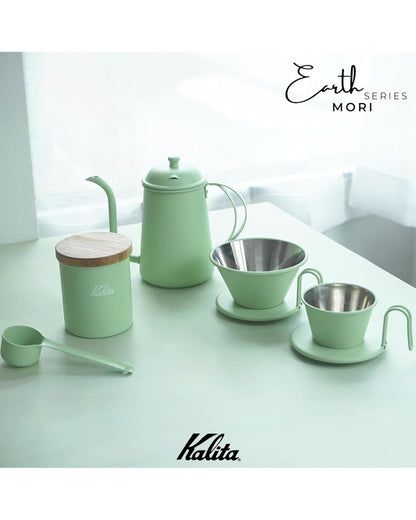 窗邊陳列的 Kalita Earth Series MORI 森色咖啡器具完整系列