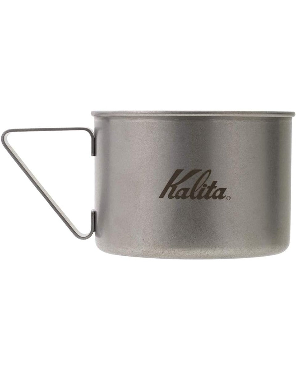 Kalita for Outdoors 370ml 不鏽鋼杯的 Kalita 標誌與金屬手柄側面