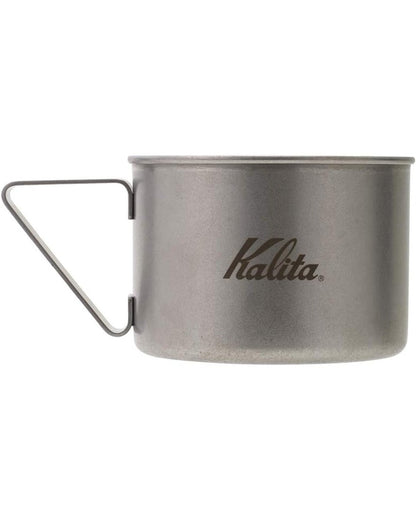 Kalita for Outdoors 370ml 不鏽鋼杯的 Kalita 標誌與金屬手柄側面
