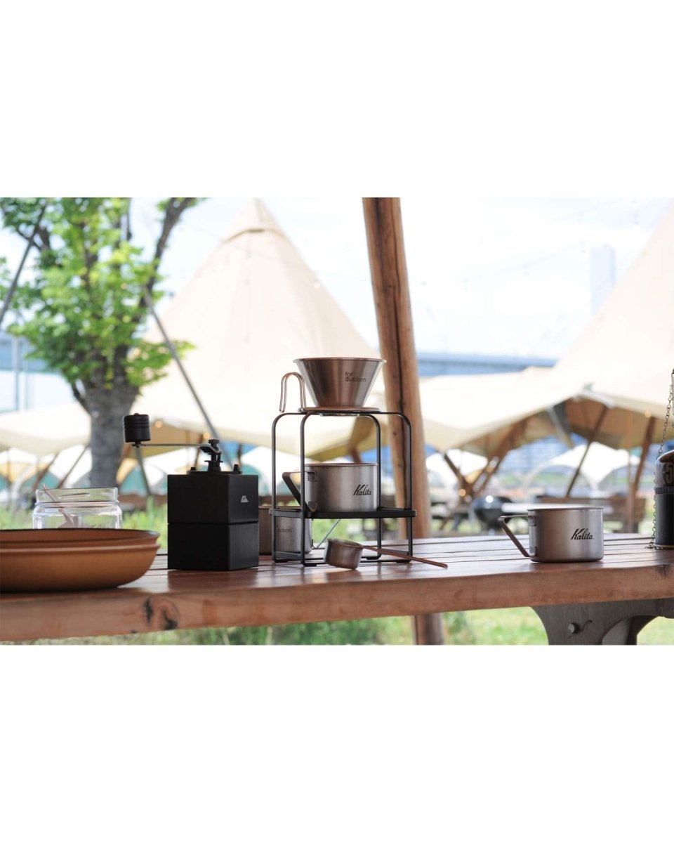 Kalita for Outdoors 370ml 不鏽鋼杯在戶外桌面咖啡組合中的使用場景