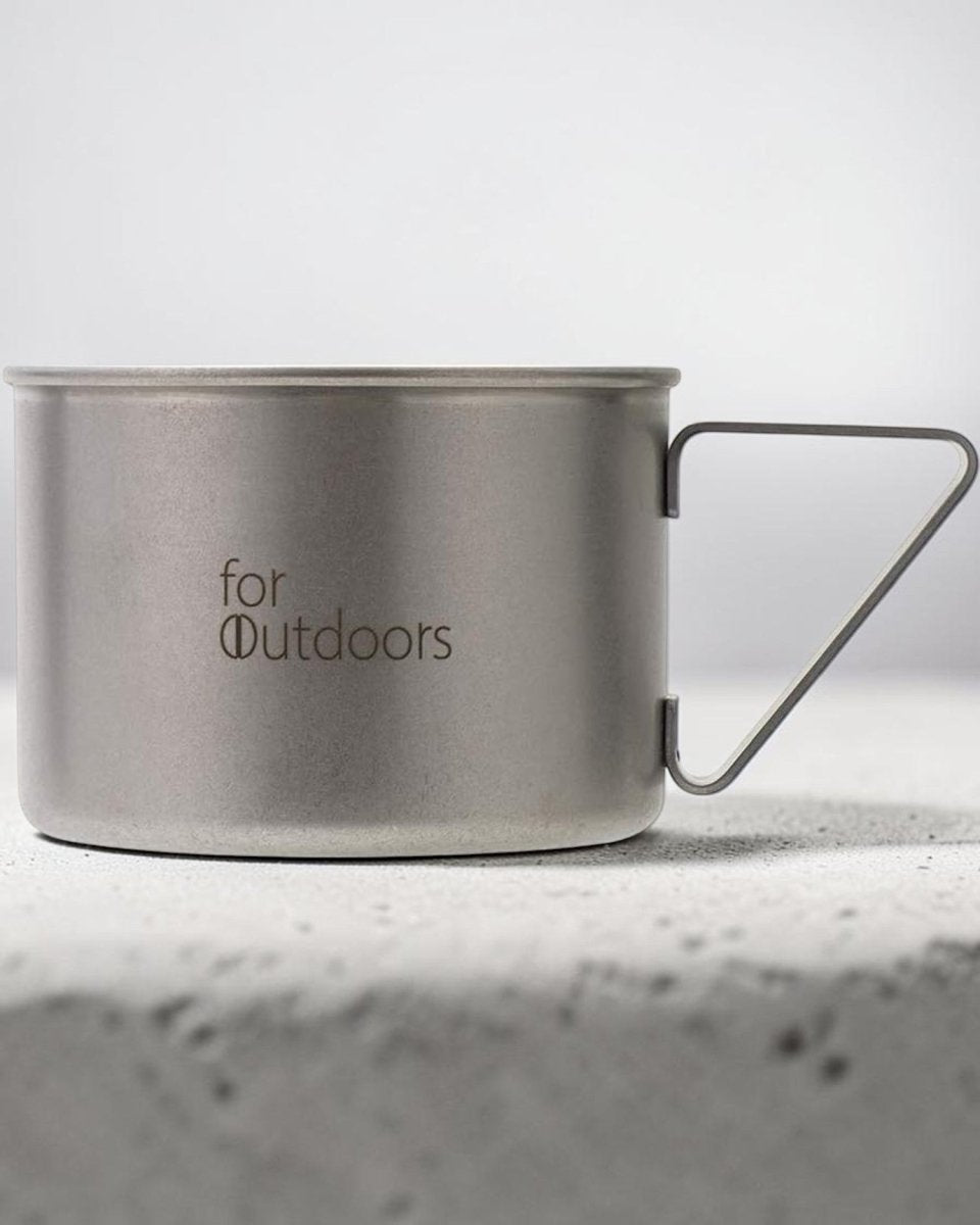 Kalita for Outdoors 370ml 不鏽鋼咖啡杯置於淺灰工作室檯面