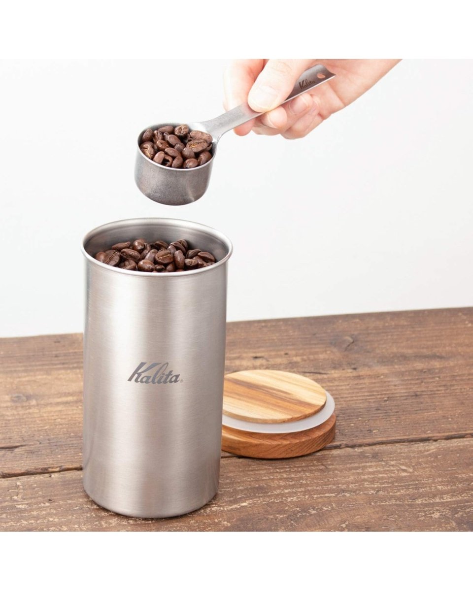 從 Kalita for Outdoors 不鏽鋼咖啡罐量取咖啡豆的使用示意