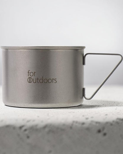 Kalita for Outdoors 370ml 不鏽鋼咖啡杯置於淺灰工作室檯面