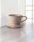 Kalita MI155 沙棕色美濃燒陶瓷濾杯放置於明亮日式簡約木質空間的情境封面圖