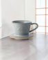 Kalita MI155 沙灰色美濃燒陶瓷濾杯放置於明亮日式簡約木質空間的情境封面圖