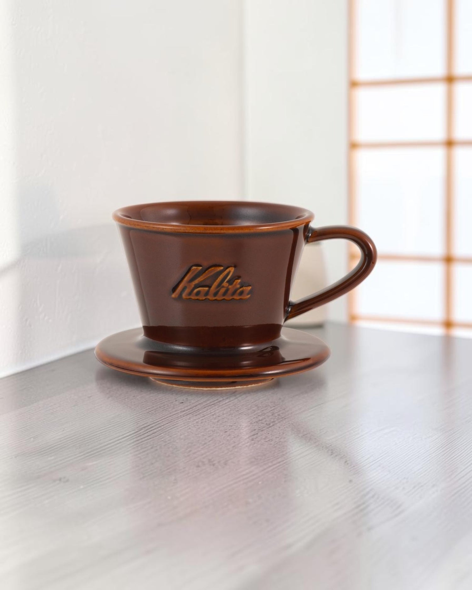 Kalita MI155 亮棕色美濃燒陶瓷濾杯放置於明亮日式簡約木質空間的情境封面圖