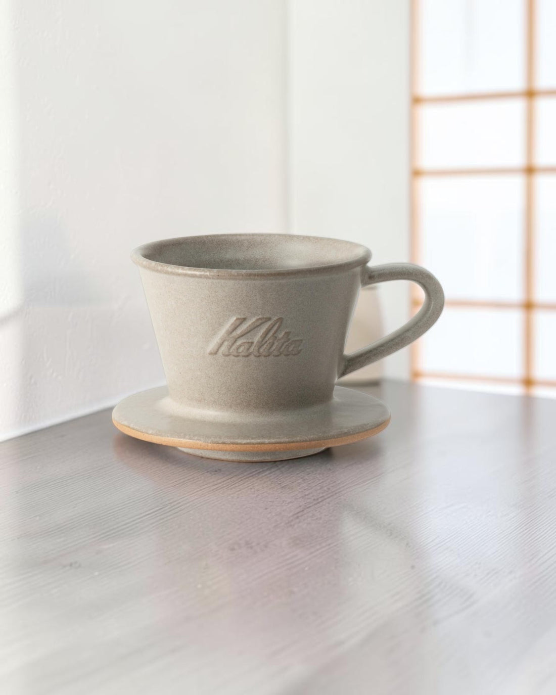 Kalita MI155 沙米色美濃燒陶瓷濾杯放置於明亮日式簡約木質空間的情境封面圖