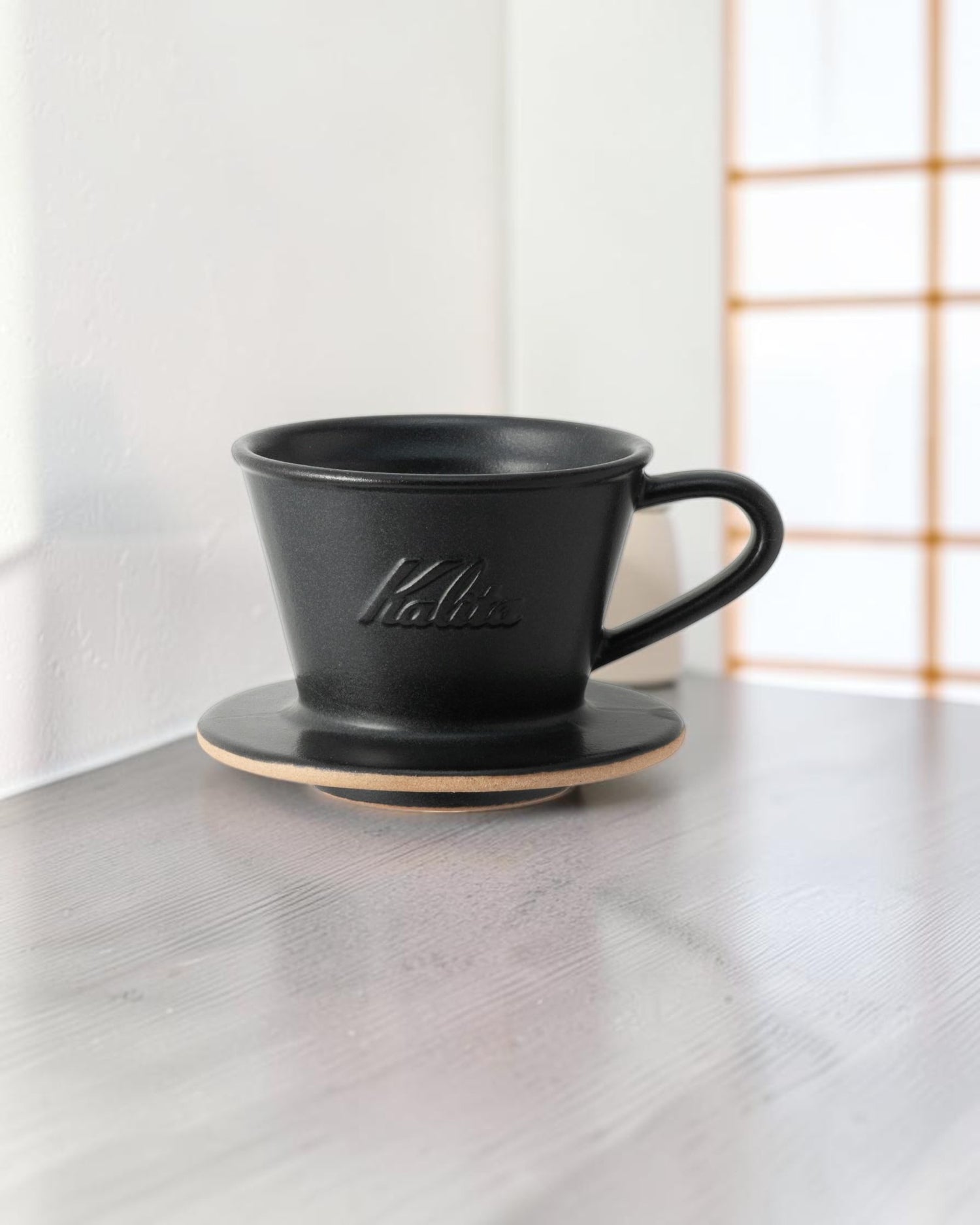 Kalita MI155 沙黑色美濃燒陶瓷濾杯放置於明亮日式簡約木質空間的情境封面圖