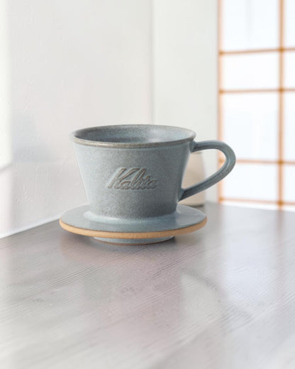 Kalita MI155 沙灰色美濃燒陶瓷濾杯放置於明亮日式簡約木質空間的情境封面圖