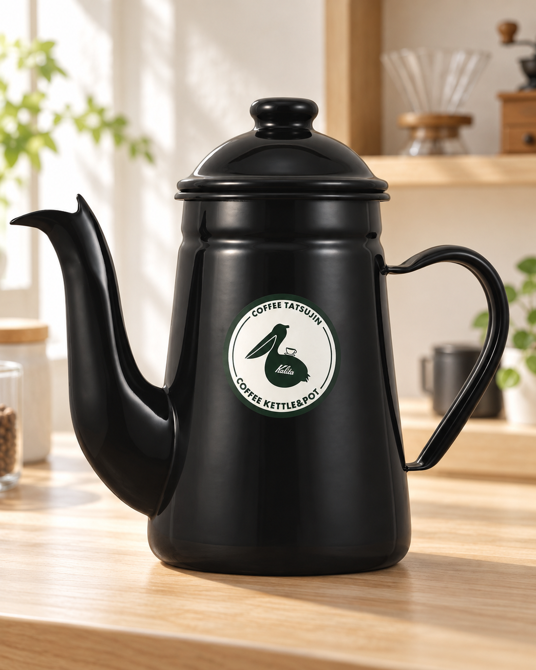 Kalita 咖啡達人 Pelican 1L 黑色琺瑯手沖壺置於明亮日式咖啡空間
