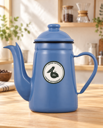 Kalita 咖啡達人 Pelican 1L 藍色琺瑯手沖壺置於明亮日式咖啡空間