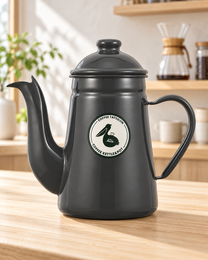 Kalita 咖啡達人 Pelican 1L 灰色琺瑯手沖壺置於明亮日式咖啡空間