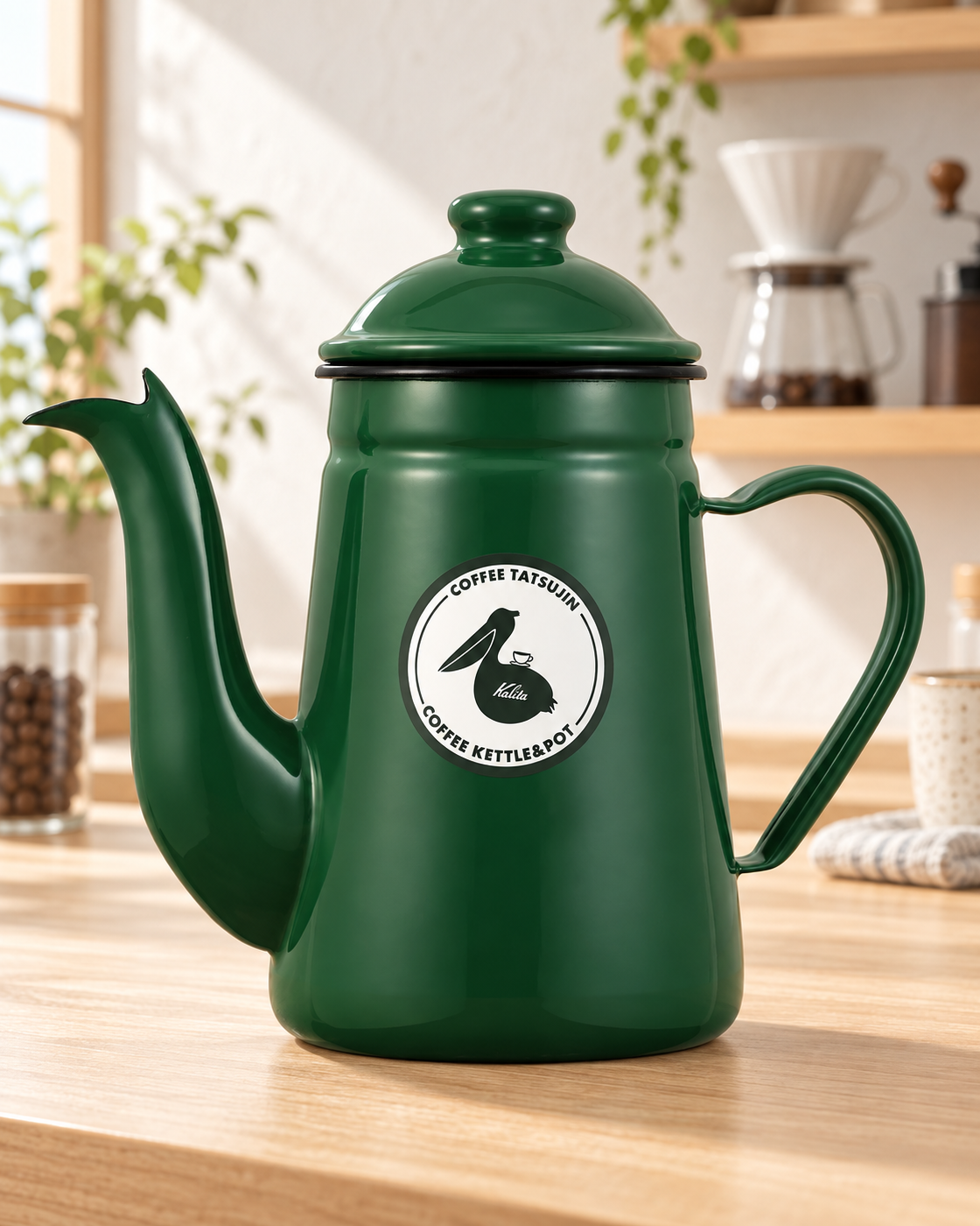 Kalita 咖啡達人 Pelican 1L 綠色琺瑯手沖壺置於明亮日式咖啡空間