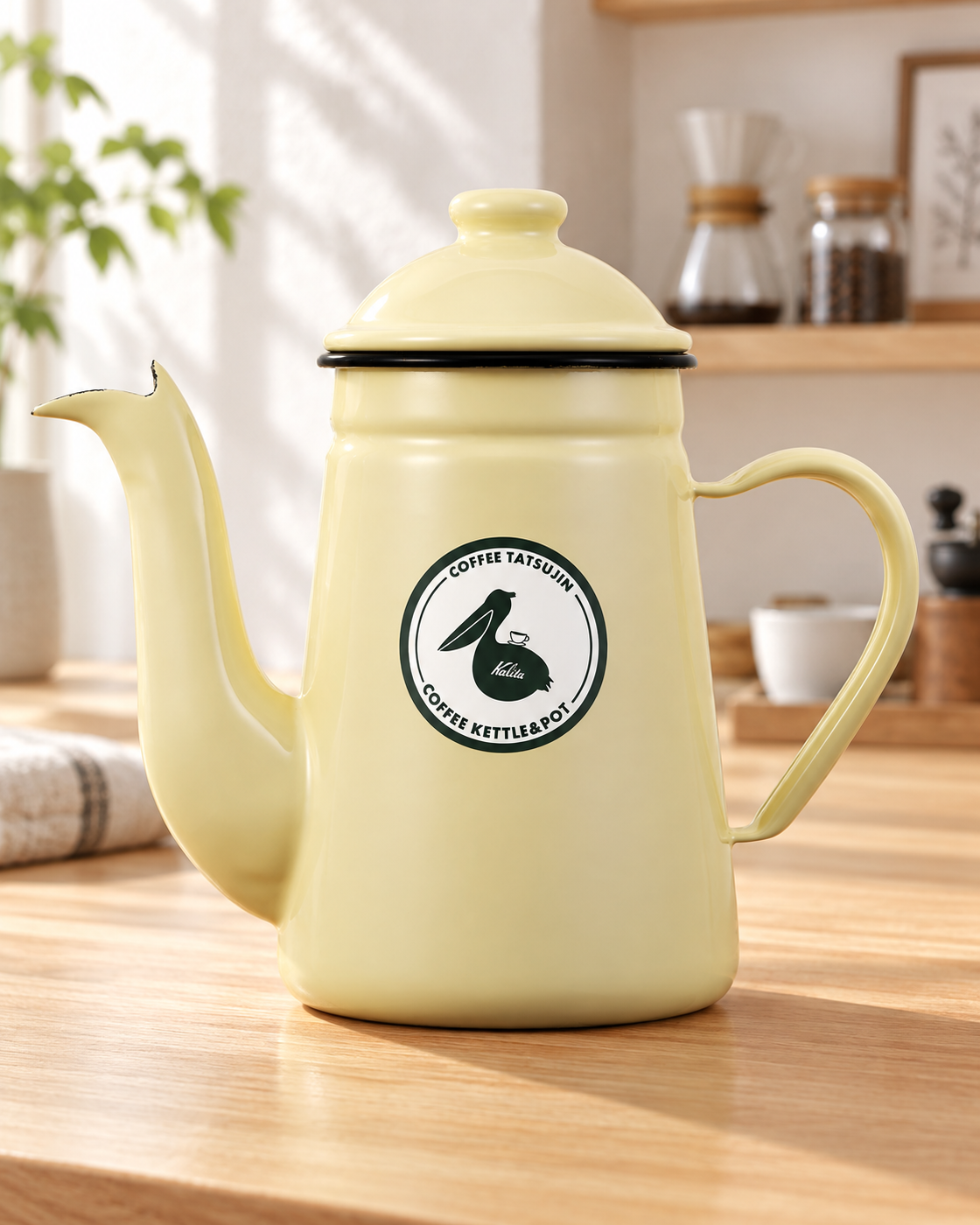 Kalita 咖啡達人 Pelican 1L 黃色琺瑯手沖壺置於明亮日式咖啡空間