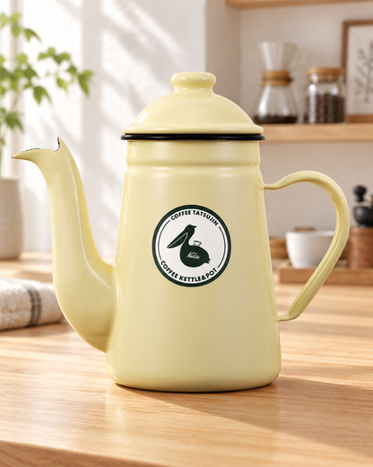 Kalita 咖啡達人 Pelican 1L 黃色琺瑯手沖壺置於明亮日式咖啡空間