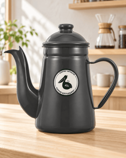 Kalita 咖啡達人 Pelican 1L 灰色琺瑯手沖壺置於明亮日式咖啡空間