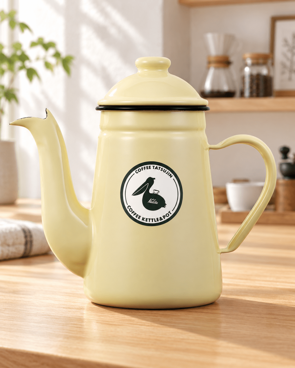 Kalita 咖啡達人 Pelican 1L 黃色琺瑯手沖壺置於明亮日式咖啡空間