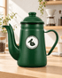 Kalita 咖啡達人 Pelican 1L 綠色琺瑯手沖壺置於明亮日式咖啡空間