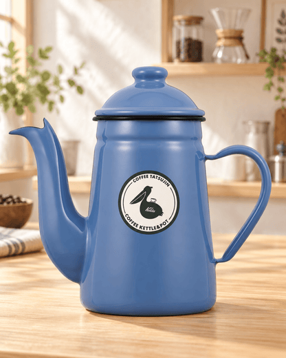 Kalita 咖啡達人 Pelican 1L 藍色琺瑯手沖壺置於明亮日式咖啡空間