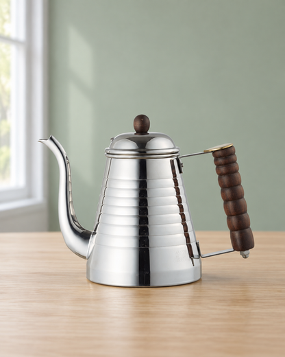 Kalita SSW Kettle 1000 波纹不锈钢手冲壶主视图，配深色把手
