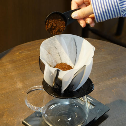 HARIO V60 SUIREN 黑白濾杯置於分享壺及電子磅上，正加入咖啡粉