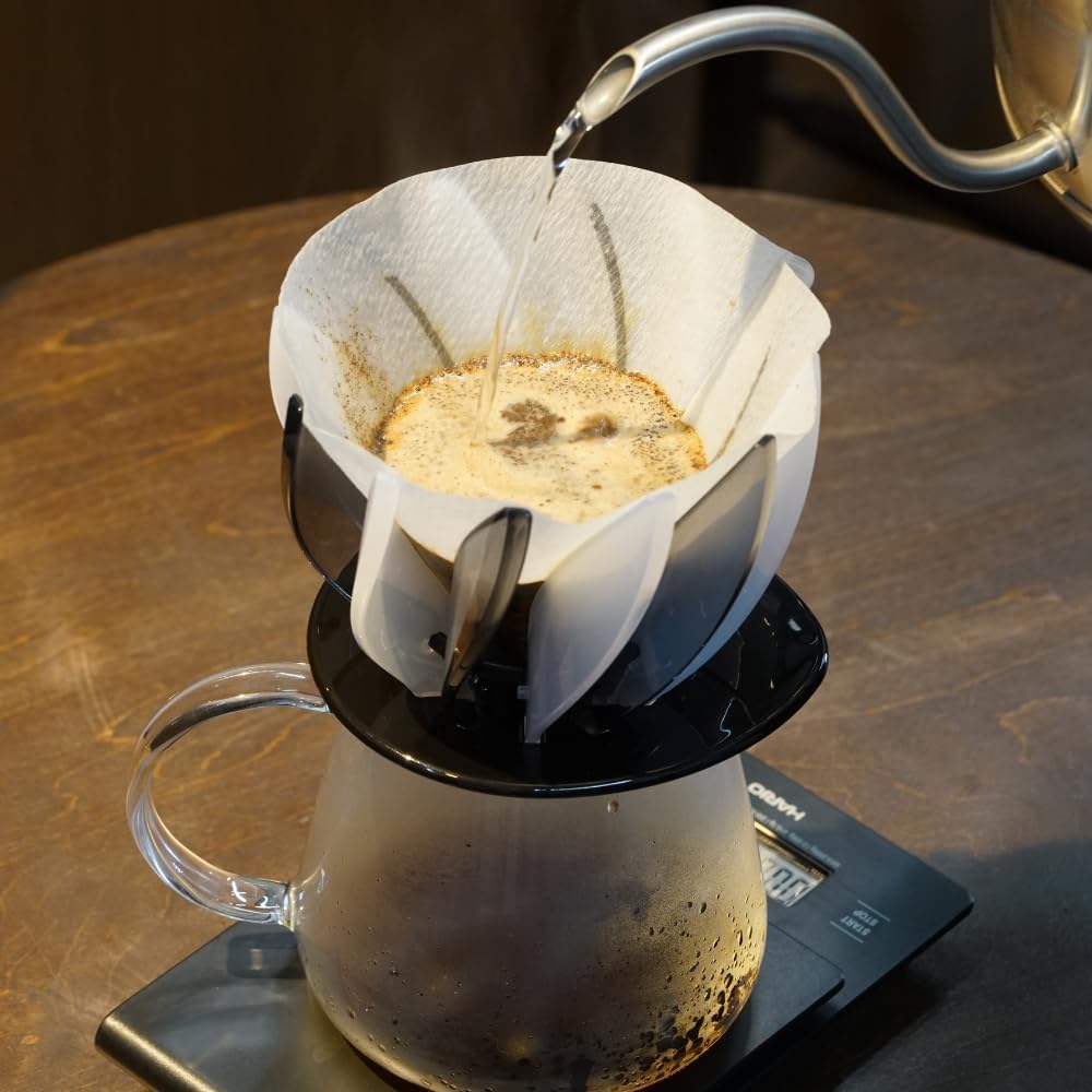 HARIO V60 SUIREN 黑白款架在玻璃壺上，熱水正注入濾紙中的咖啡粉