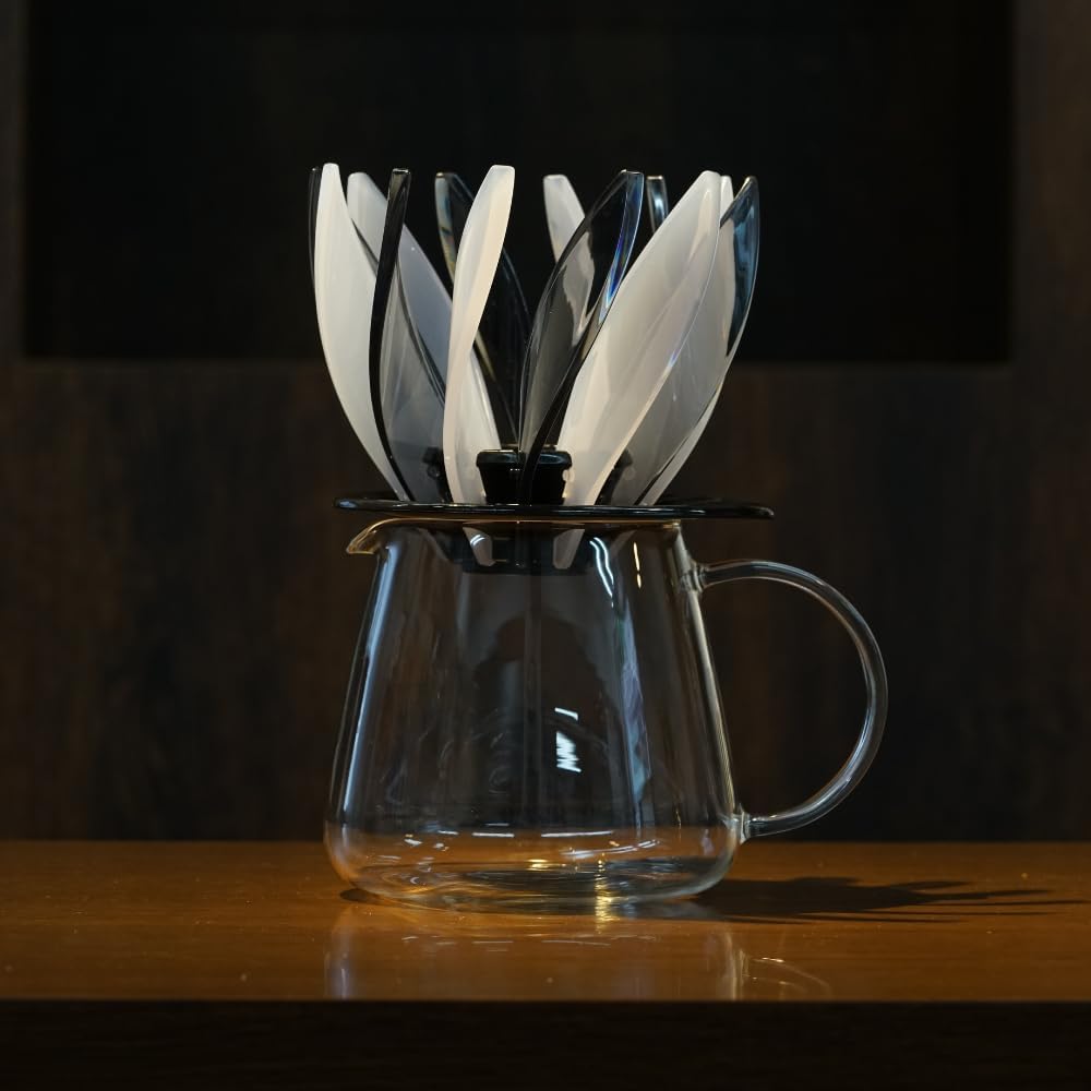 HARIO V60 SUIREN 黑白完整濾杯置於玻璃分享壺上
