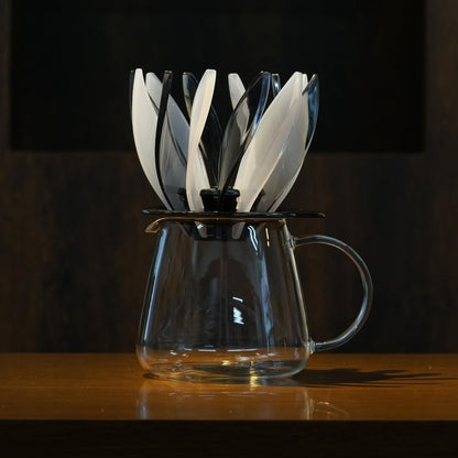 HARIO V60 SUIREN 黑白完整濾杯置於玻璃分享壺上