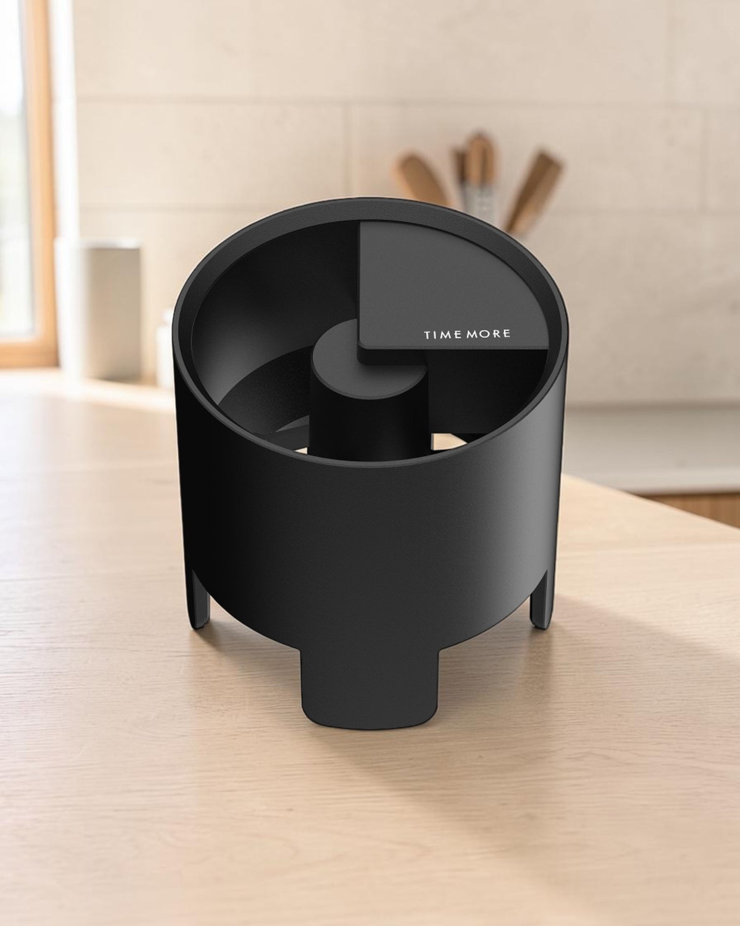 TIMEMORE 泰摩 Autospin 旋影電動針式佈粉器 58mm－明亮木質咖啡工作台情境－黑色