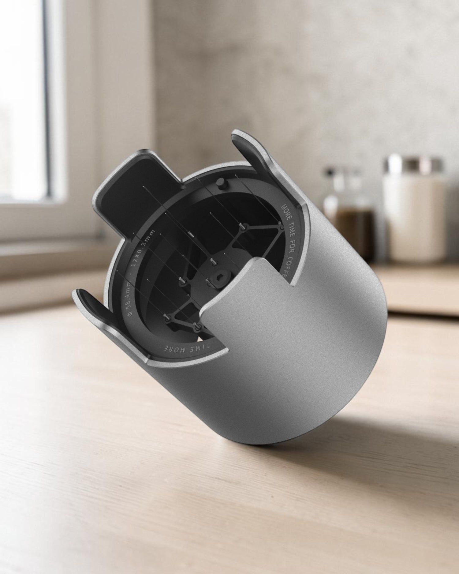 TIMEMORE 泰摩 Autospin 旋影電動針式佈粉器 58mm－銀色斜角機構與細針視圖