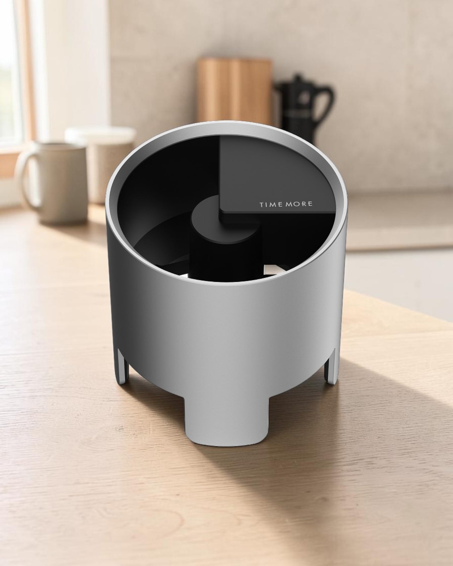 TIMEMORE 泰摩 Autospin 旋影電動針式佈粉器 58mm－明亮木質咖啡工作台情境－銀色