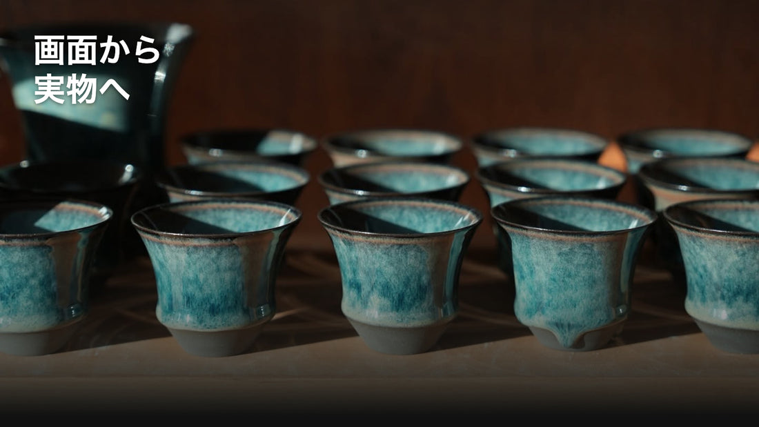 スタジオの棚に並ぶSharing Cupシリーズの完成品。表紙タイトル：画面から 実物へ