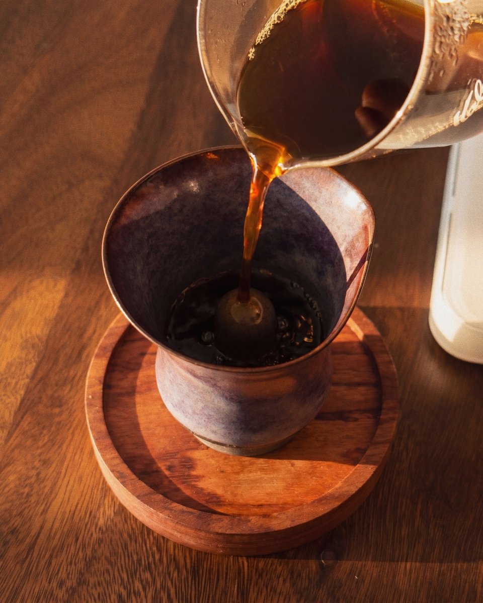 咖啡倒入 Coffee Stage Sharing Cup Beta Size，杯內可見中央香氣柱