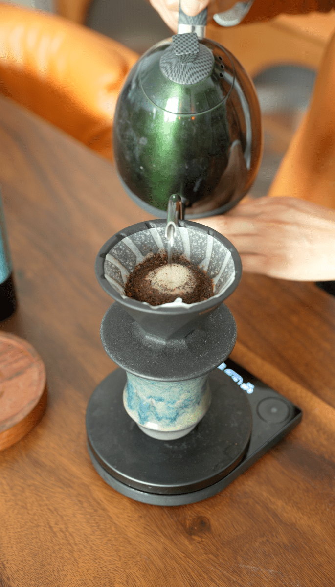 熱水注入架在 Coffee Stage Sharing Cup L Size 上的濾杯