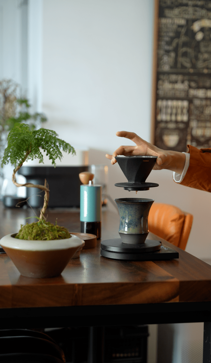 手沖完成後，手從 Coffee Stage Sharing Cup L Size 上方移走黑色濾杯