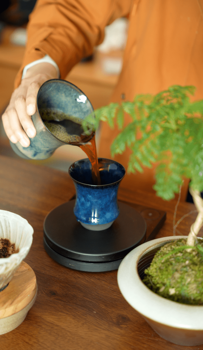 咖啡由綠釉 Coffee Stage Sharing Cup L Size 倒入另一隻飲用杯