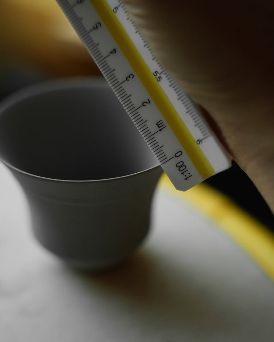 量尺貼近 Coffee Stage Sharing Cup S Size 杯緣，近距離展示薄杯緣